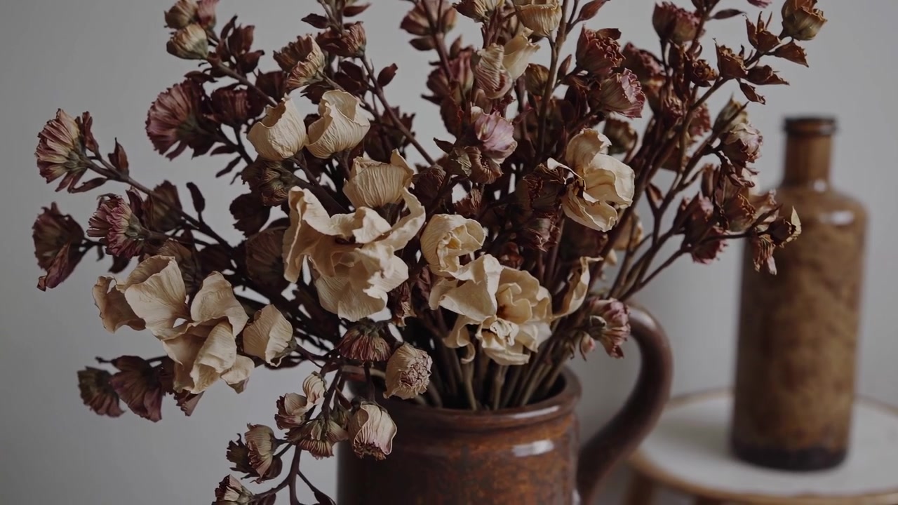 Fiori secchi in una brocca di ceramica rustica