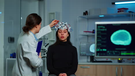 médico neurológico chequeando el auricular eeg explicando el tratamiento