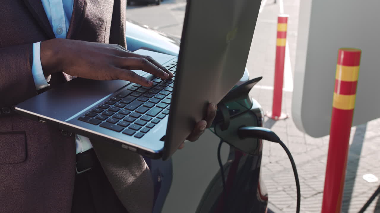 Primo piano macro di una persona che scrive sulla tastiera di un computer e lavora scrivendo e-mail, afroamericana