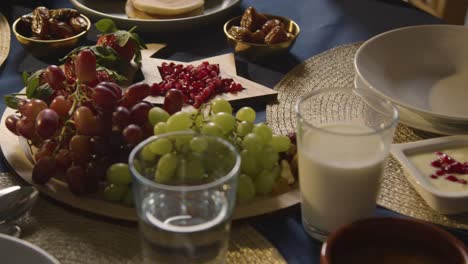 mesa familiar musulmana en casa preparada para la comida iftar rompiendo el ayuno diario durante el ramadán 4