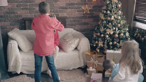 la hija del hijo abre cajas de regalo y muestra regalos a la madre.