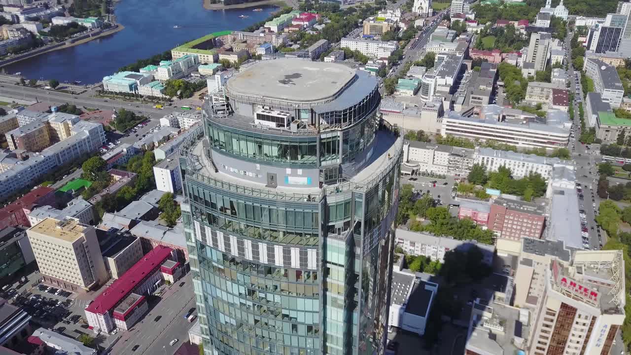 vista aérea de un rascacielos moderno en una ciudad