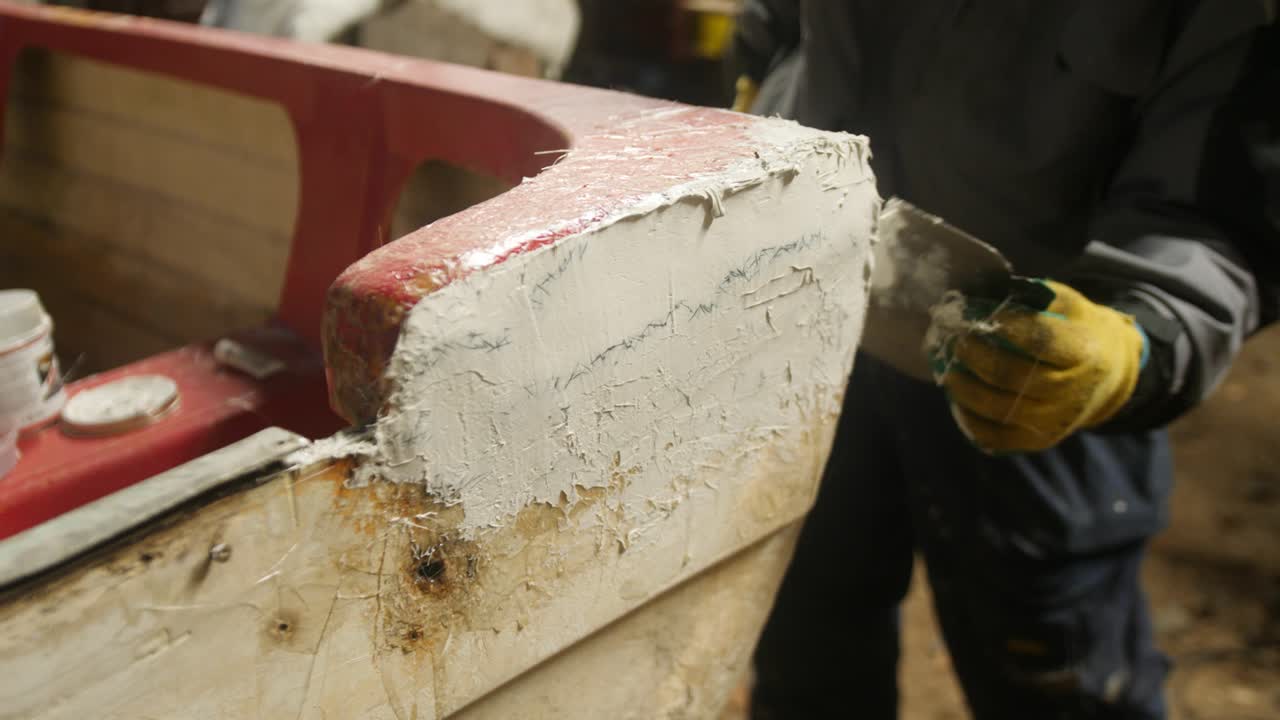 Riparazione dello specchio di poppa di un'imbarcazione in vetroresina con stucco poliestere