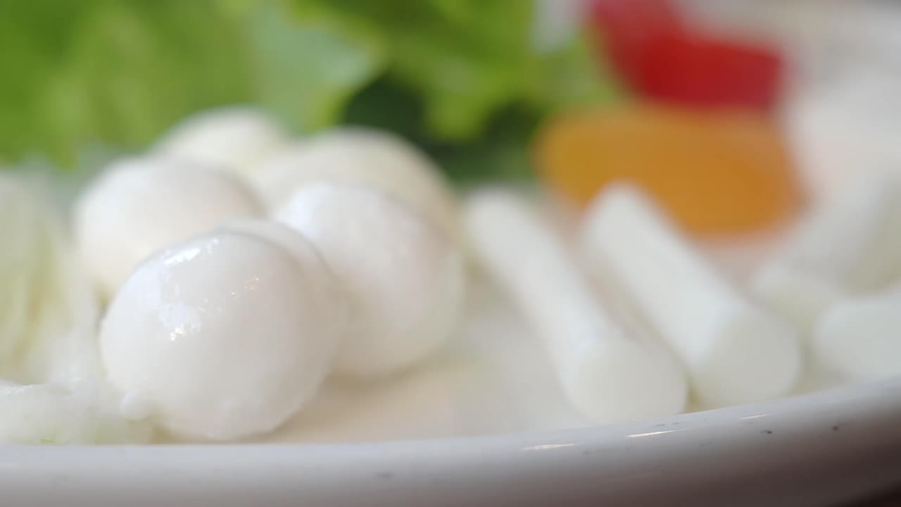 Bocconcini di mozzarella fresca e verdure su un piatto