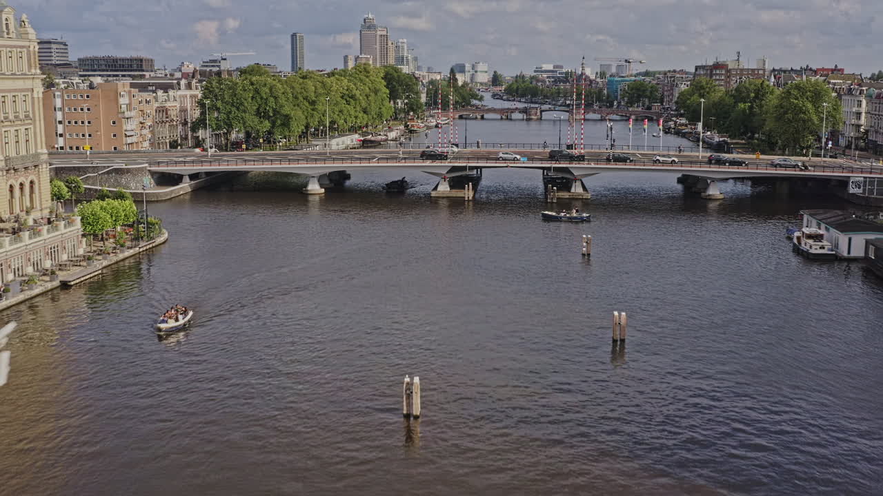 amsterdam 네덜란드 공중 v44 낮은 수준의 드론 공중 교량은 amstel 강을 따라 주간 - 2021년 8월 동안 weesperzijde 인근 강변에서 전통적인 네덜란드 아파트 행을 캡처합니다.