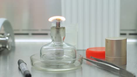 Candelabro-Con-Fuego-En-La-Mesa-Del-Laboratorio.-Llama-De-Fuego-En-El-Vaso-De-Laboratorio