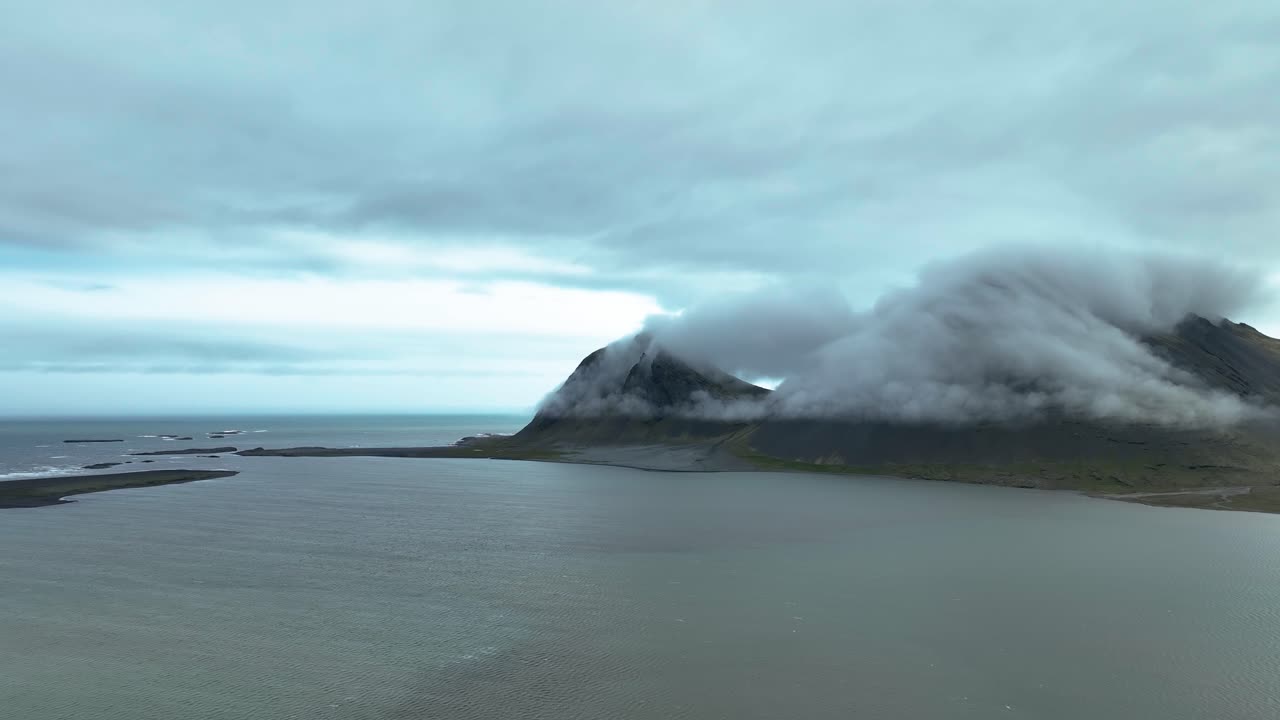 paisaje nuboso sobre el pico de la montaña escarpada de brunnhorn en el sur de islandia