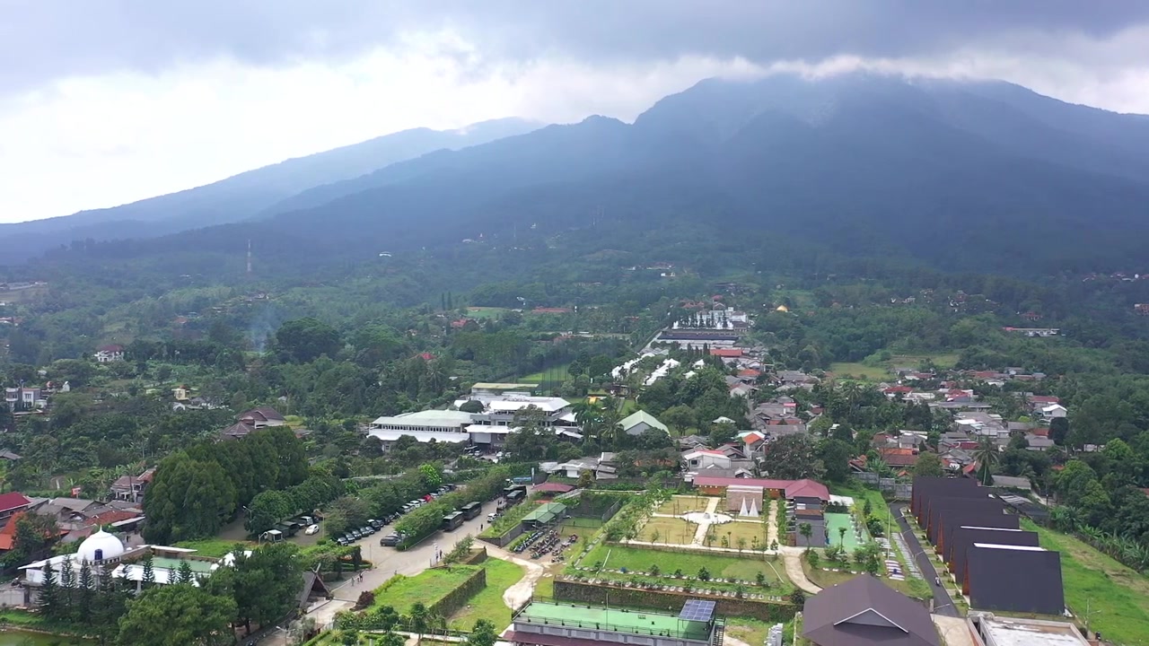 Vista aérea de Bogor con el monte Salak de fondo, una ciudad en un país en desarrollo del sudeste asiático