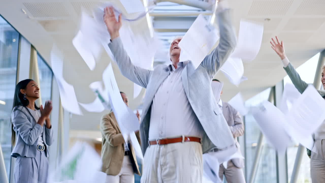 공중에서 문서, 우승자와 사업가 춤