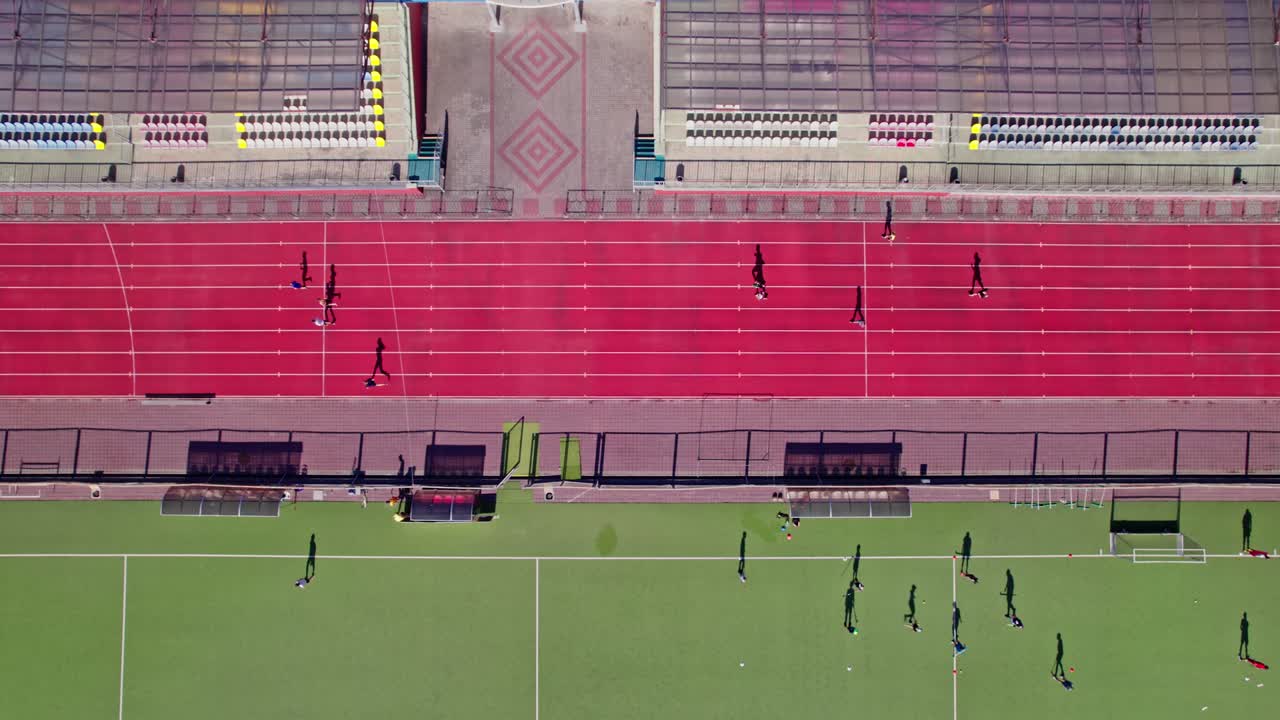 Droneopptak av et lite stadion, kamera ned