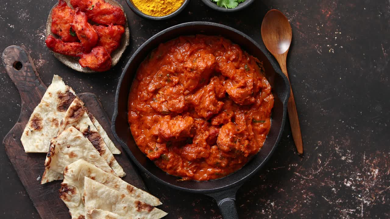 pollo tradicional indio tikka masala curry picante comida de carne en sartén de hierro fundido