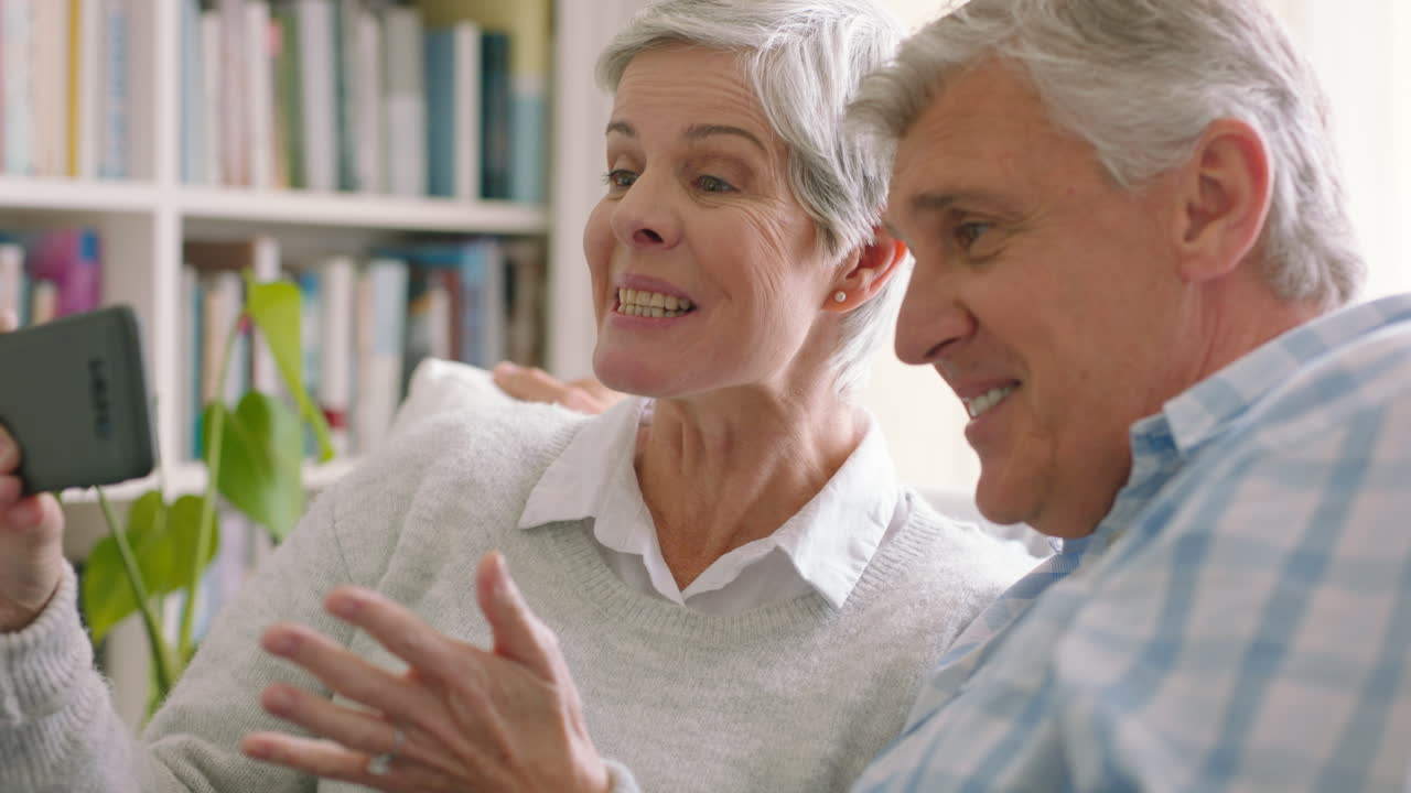 비디오 통화, 시니어 커플 및 전화 통신
