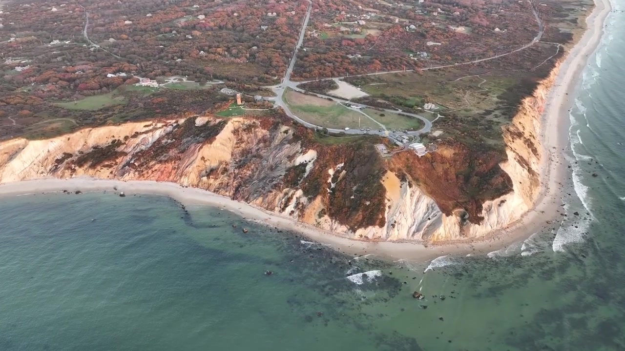 Discesa dalle scogliere di Aquinnah a Martha's Vineyard - 30 secondi.
