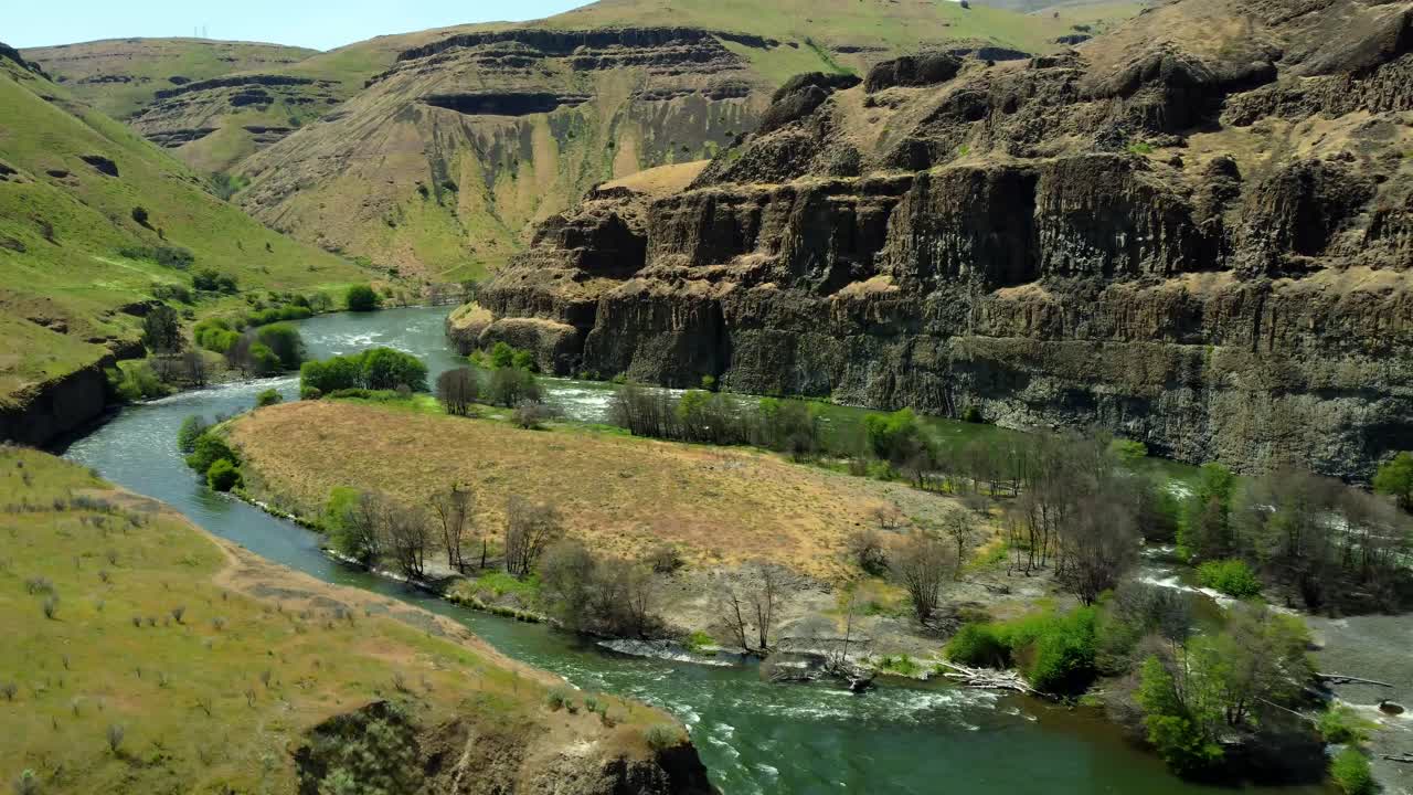 US, Oregon, Maupin, Deschutes River, 2025-05-08 - Drone view on the Deschutes River of a train bridge at Twin Crossings which is two bridges and a tunnel. In north central Oregon in spring