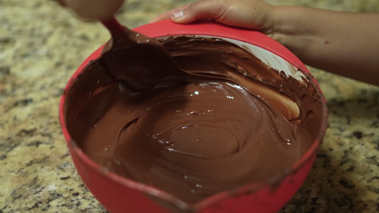 cuenco con chocolate derretido pastelero preparar premium artesanal