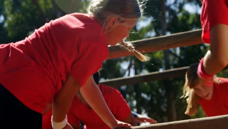 Entrenador-Entrenando-A-Niños-En-El-Campo-De-Entrenamiento.