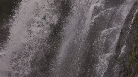 Wunderschöner-Wasserfall-In-Den-Südlichen-Oregon-Kaskaden,-Umrahmt-Von-Grünem-Moos-Und-Vegetation,-National-Creek-Falls