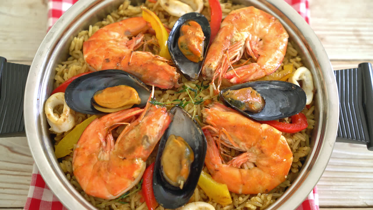 paella de marisco con gambas, almejas, mejillones sobre arroz con azafrán - estilo de comida española