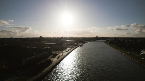 Panorámica-Sobre-El-Canal-De-Albertkanaal-Con-La-Luz-De-Alto-Contraste-De-La-Tarde