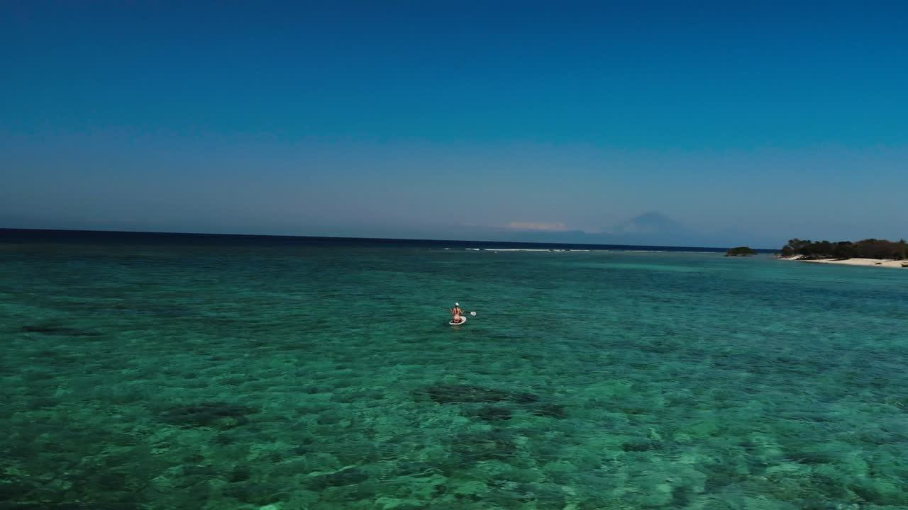 패들 보드, 청록색 바다에 떠있는 예쁜 백인 소녀