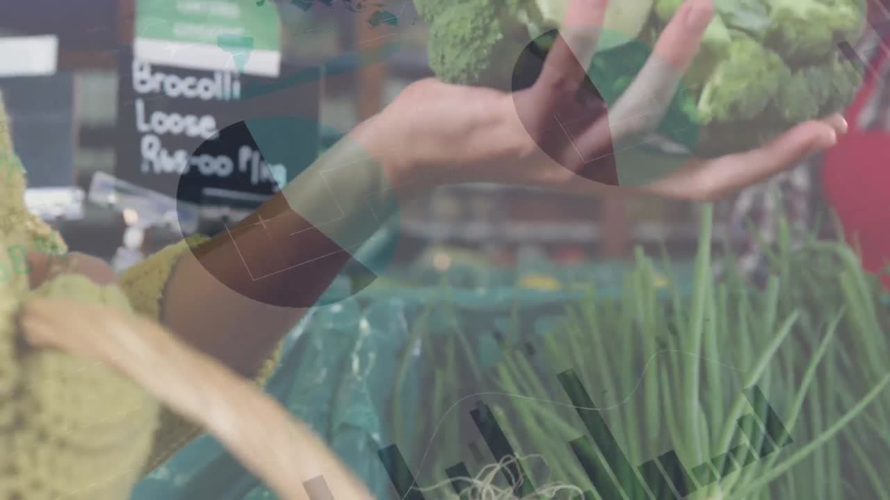 анимация обработки данных над счастливым кавказским мужчиной, продавцом овощей, передающим брокколи клиенту