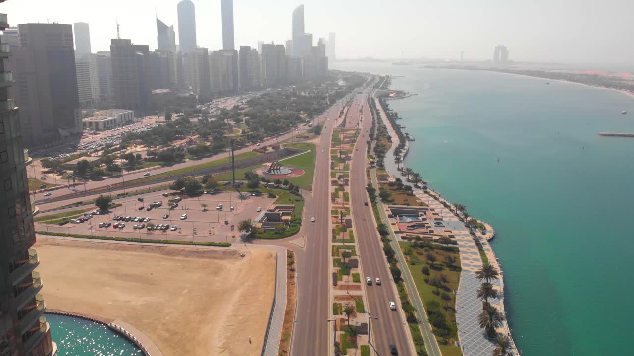 toma aérea inclinada hacia abajo sobre una autopista en abu dhabi cerca de la costa