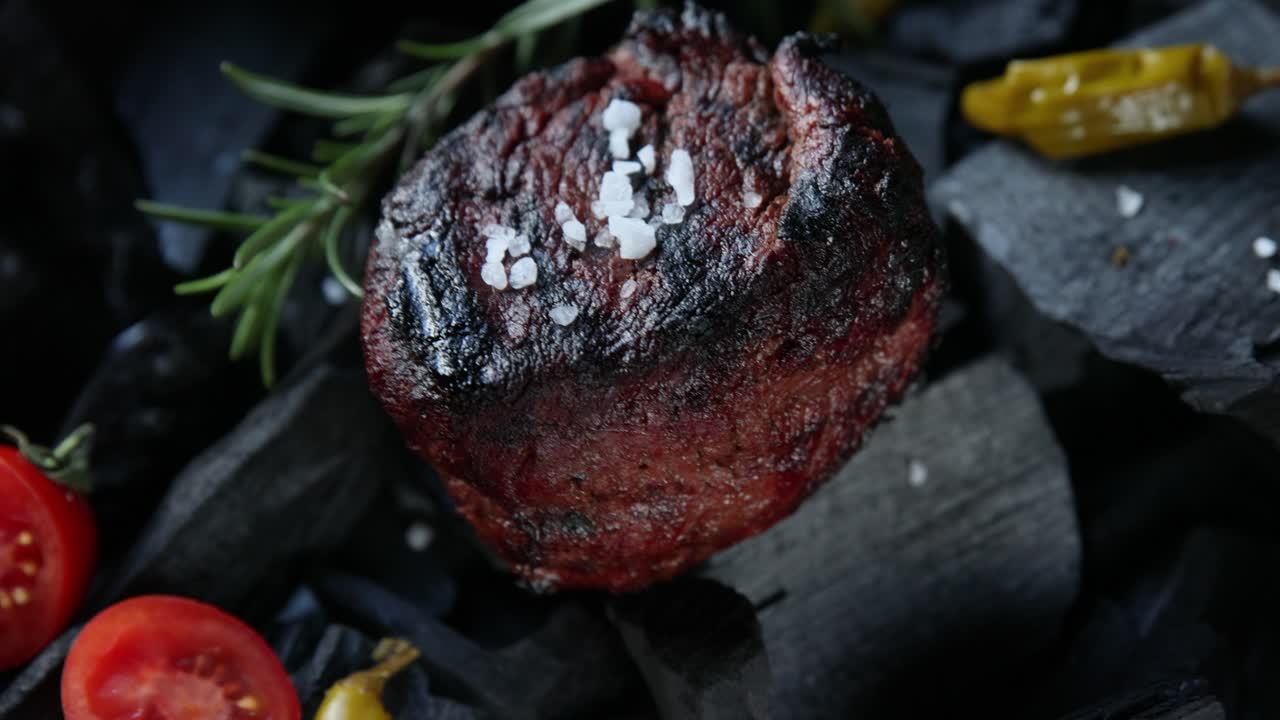 bistec a la parrilla con romero y verduras en carbón