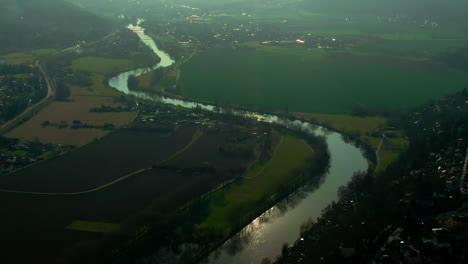 Cernosice-Drohne-Luftflug-Moldau-Bauernhöfe-Zug-Berge-Dorf