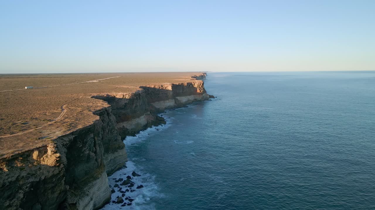 vista de perfil de los acantilados de nullarbor con un hermoso paisaje marítimo en el fondo en australia del sur