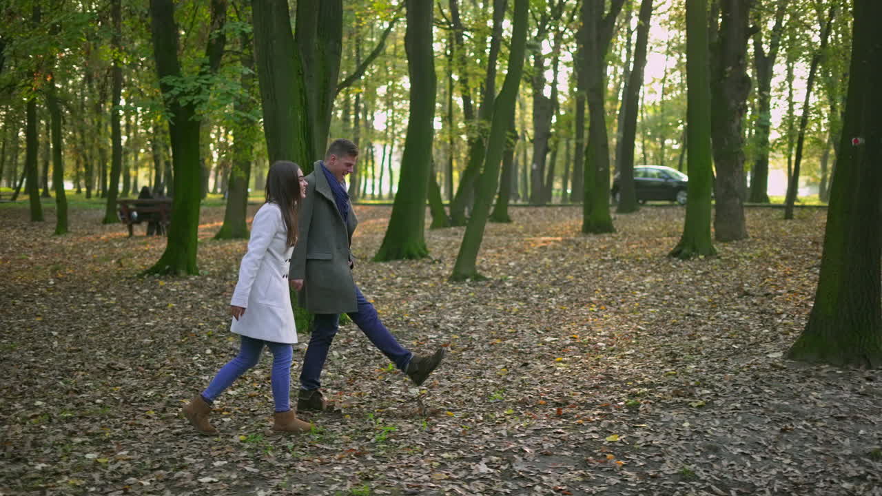 가을 에 공원 에서 산책 하는 부부