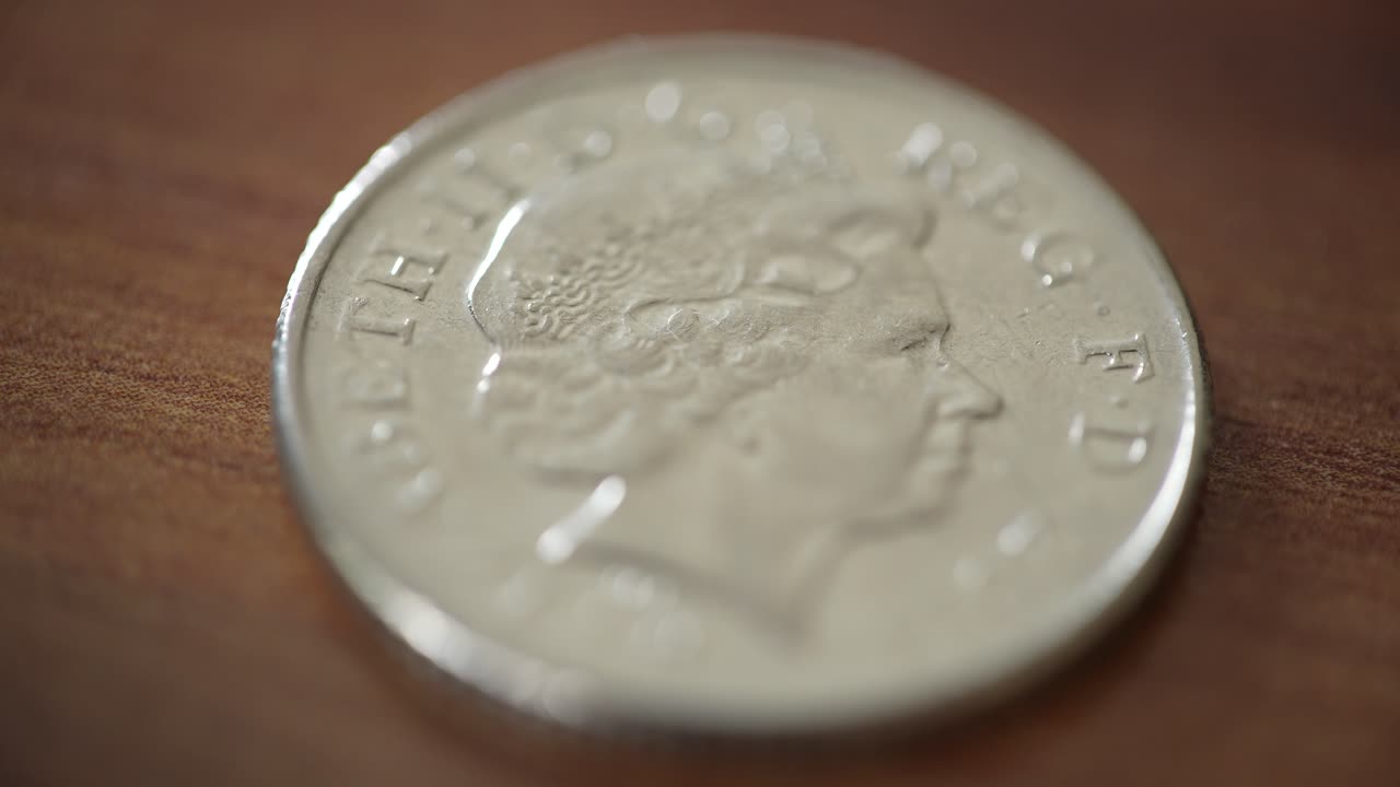 primer plano de una moneda británica de 10 peniques.