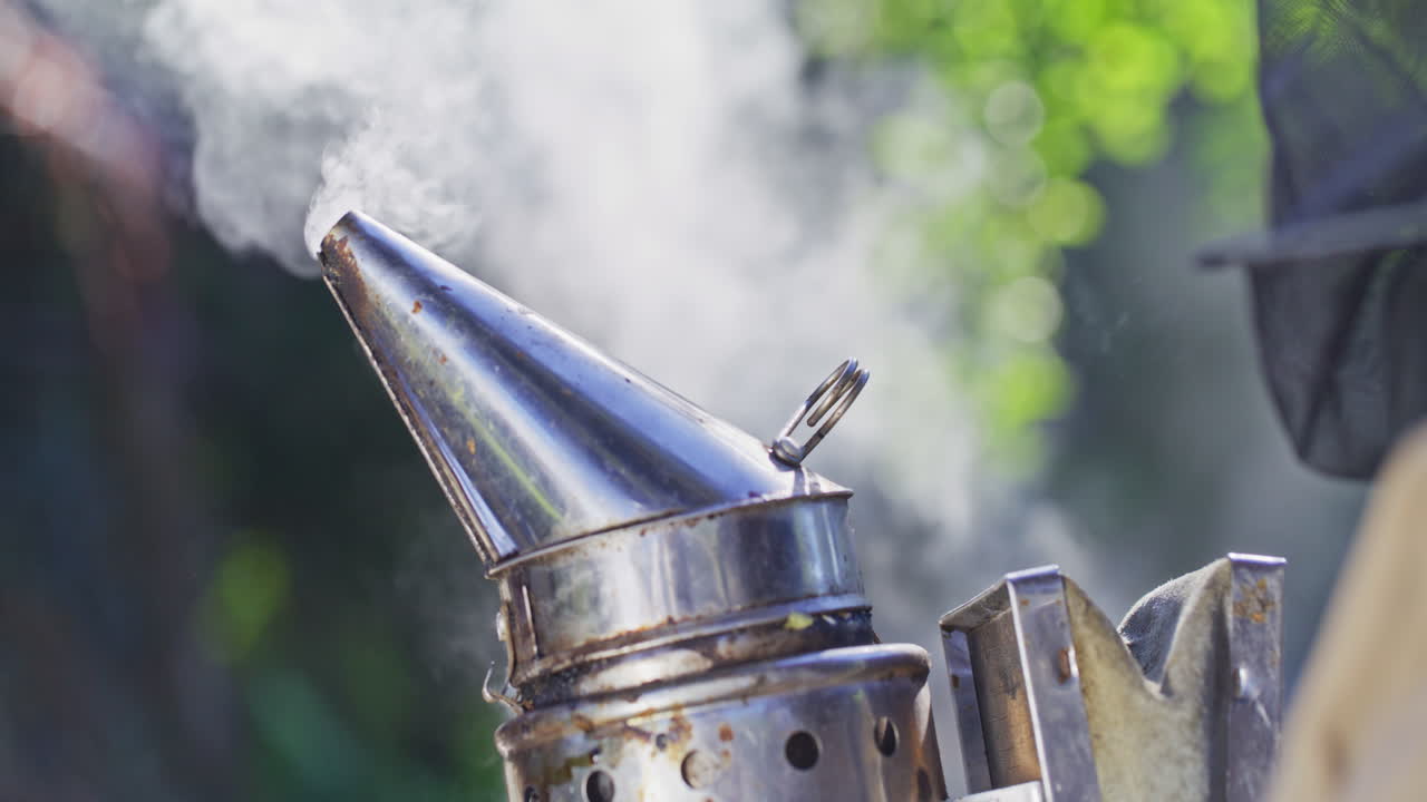 toma de cerca del fabricante de humo trabajando