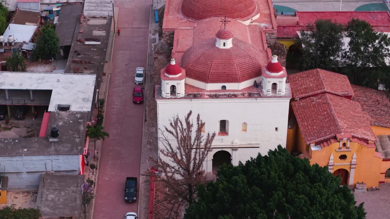Immagine aerea con drone di architettura religiosa in una comunità zapoteca a Oaxaca
