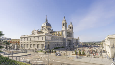 catedral de la almudena en madrid gente durante el día timelapse 4k 60fps