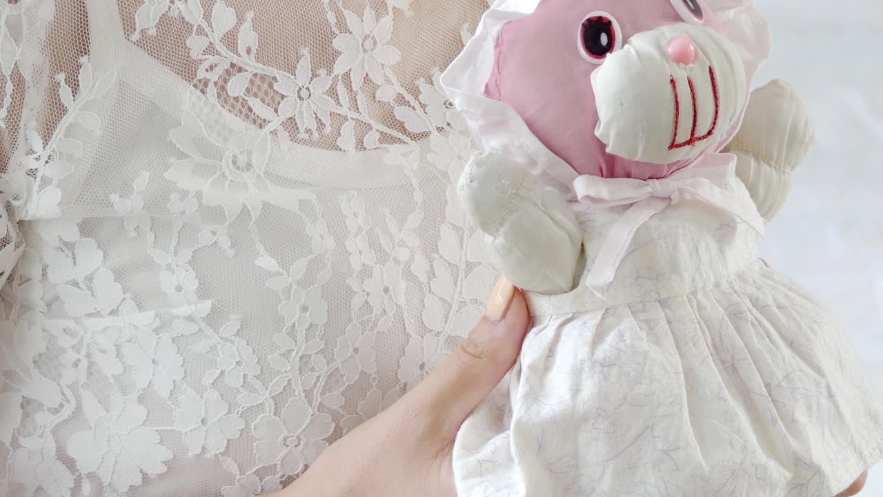 신부 - 결혼식 꽃과 신랑의 샷