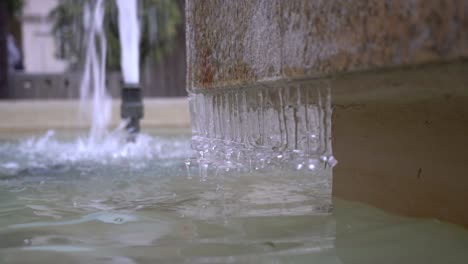 hielo en una fuente en invierno