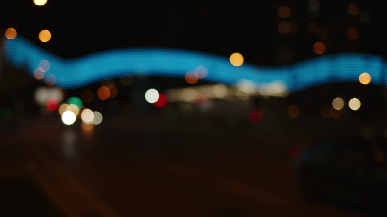 la vida de la ciudad borrosa tráfico de coches por la noche