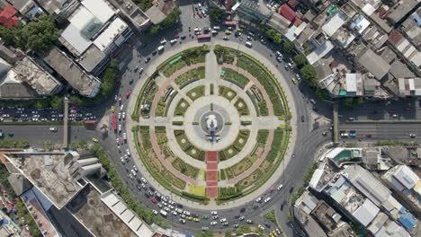 Kreisverkehr-Mit-Verkehr-In-Einer-Belebten-Stadt-Aus-Der-Luft-Von-Oben-Nach-Unten