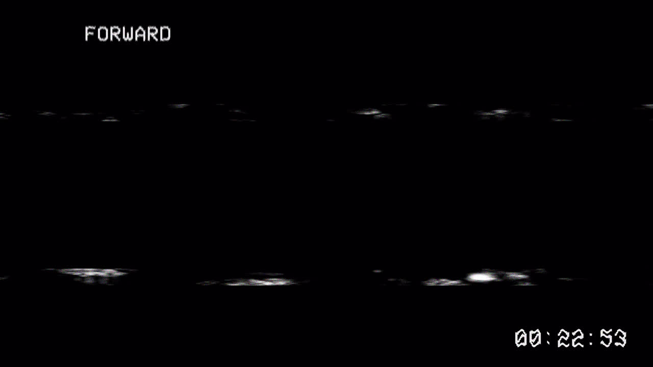 VHS spole frem/tilbage-effekt med statisk støj, glitch og tidskode