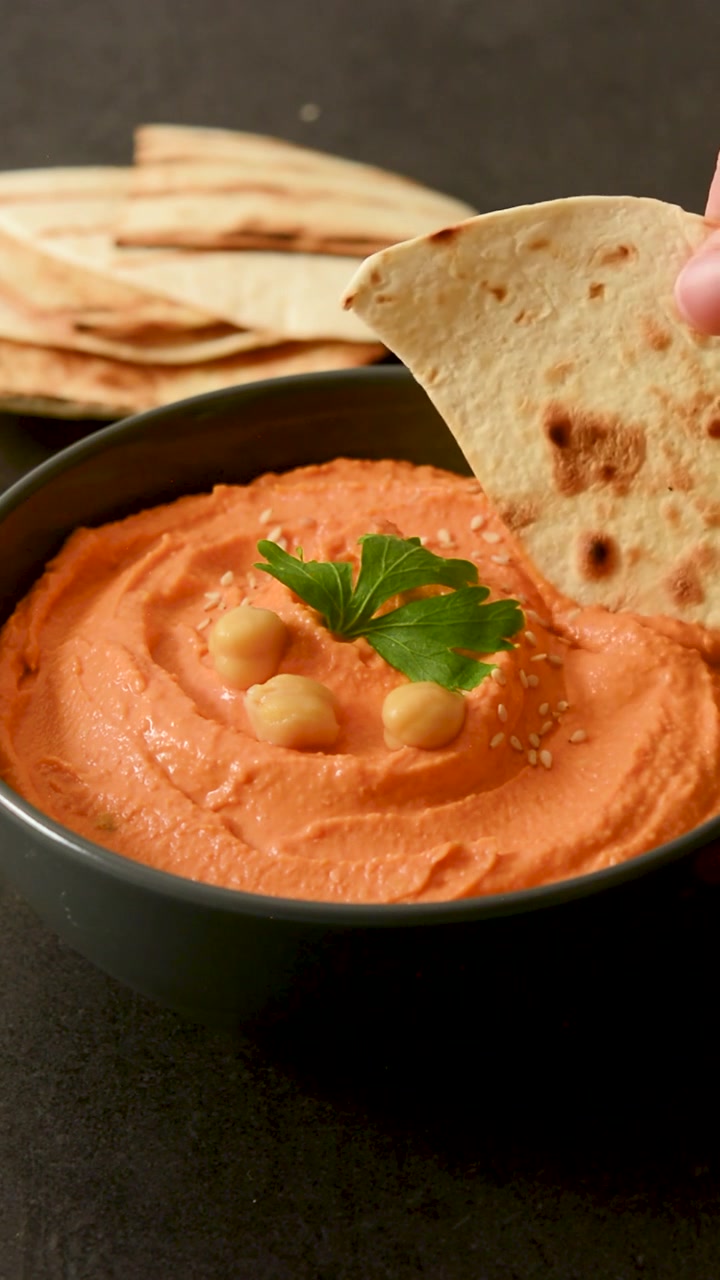 Mangiare hummus di zucca.
