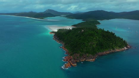 Vista-Aérea-Con-Drones-Desde-El-Mirador-De-Hill-Inlet,-Vuelo-Panorámico-En-La-Isla-Whitsundays,-Queensland,-Australia,-Turistas,-Veleros,-Yates,-Extremo-Norte,-Playa-Whitehaven,-Parque-Nacional-Airlie,-Océano-Turquesa-Claro,-Agua,-Sol,-Nublado,-Estático