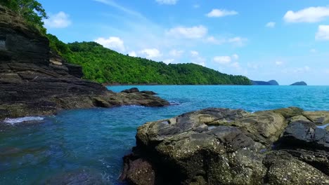 playa del paraíso de arena blanca con la isla de langkawi malasia