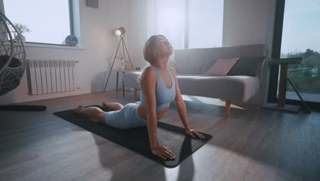 mujer practicando yoga en casa