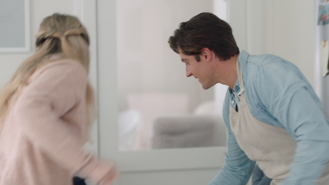 행복한 가족이 부 ⁇ 에서 춤을 추고 아이들이 즐겁게 춤을 추고 엄마와 아빠와 함께 집에서 흥미진진한 주말을 즐기고 4k 영상