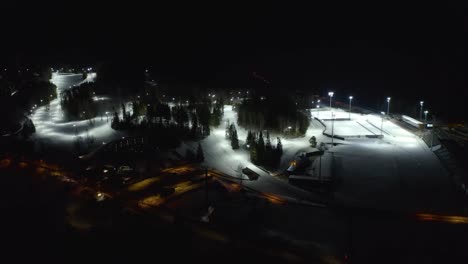 Drohnenvideo-Der-Abendlichen-Beleuchtung-Des-Skistadions