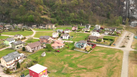 vista aérea del pueblo de bignasco con hermosas cabañas y villas en el valle de magga, cantón de ticino en suiza