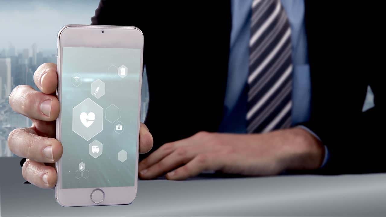 sección media de un hombre de negocios que muestra un teléfono móvil con iconos