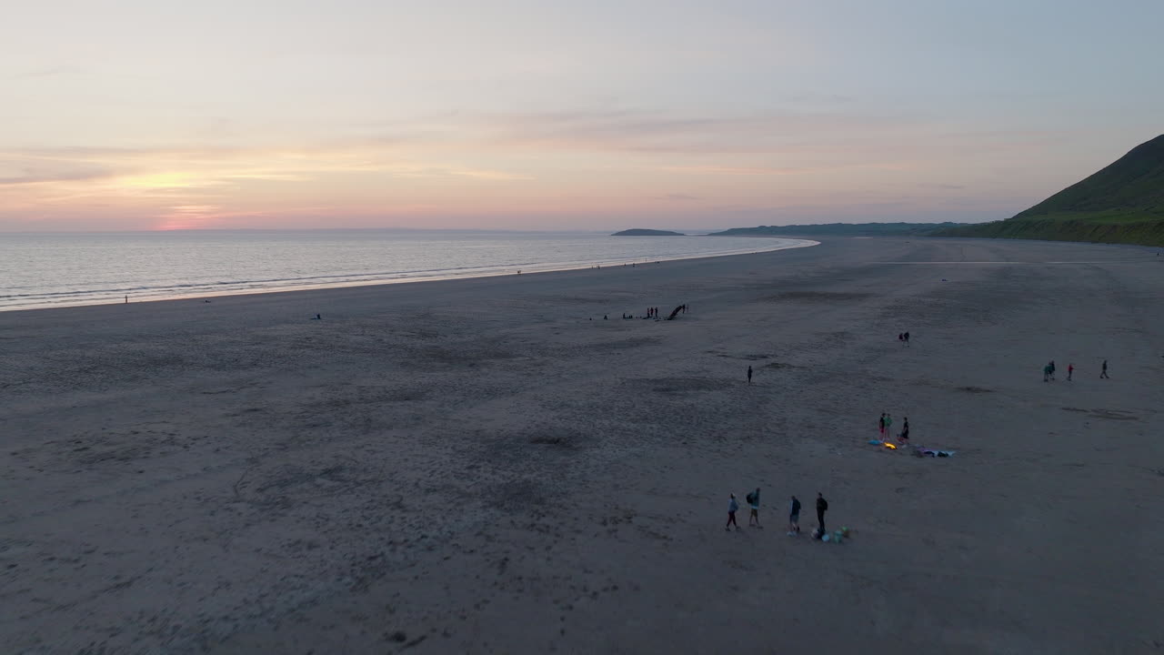 해가 지는 해변 장면