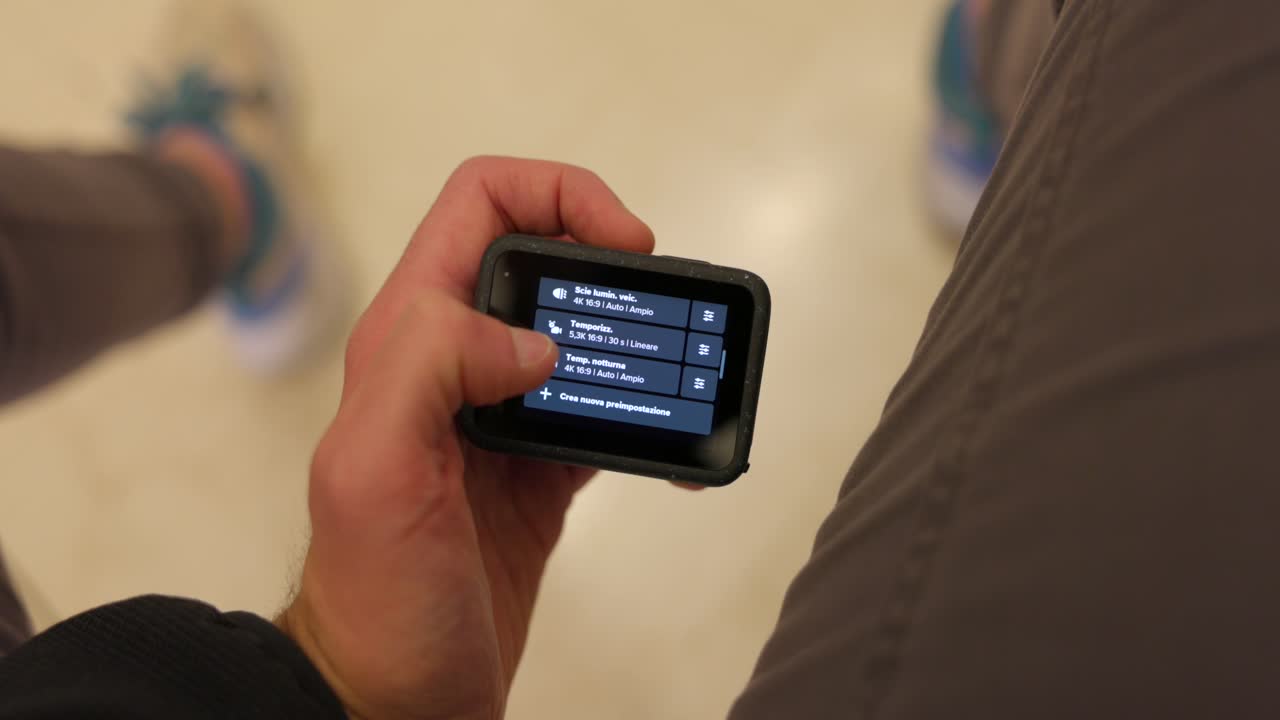 hombre deslizando la mano en la configuración de la cámara de acción gopro en la pantalla táctil moderna, primer plano