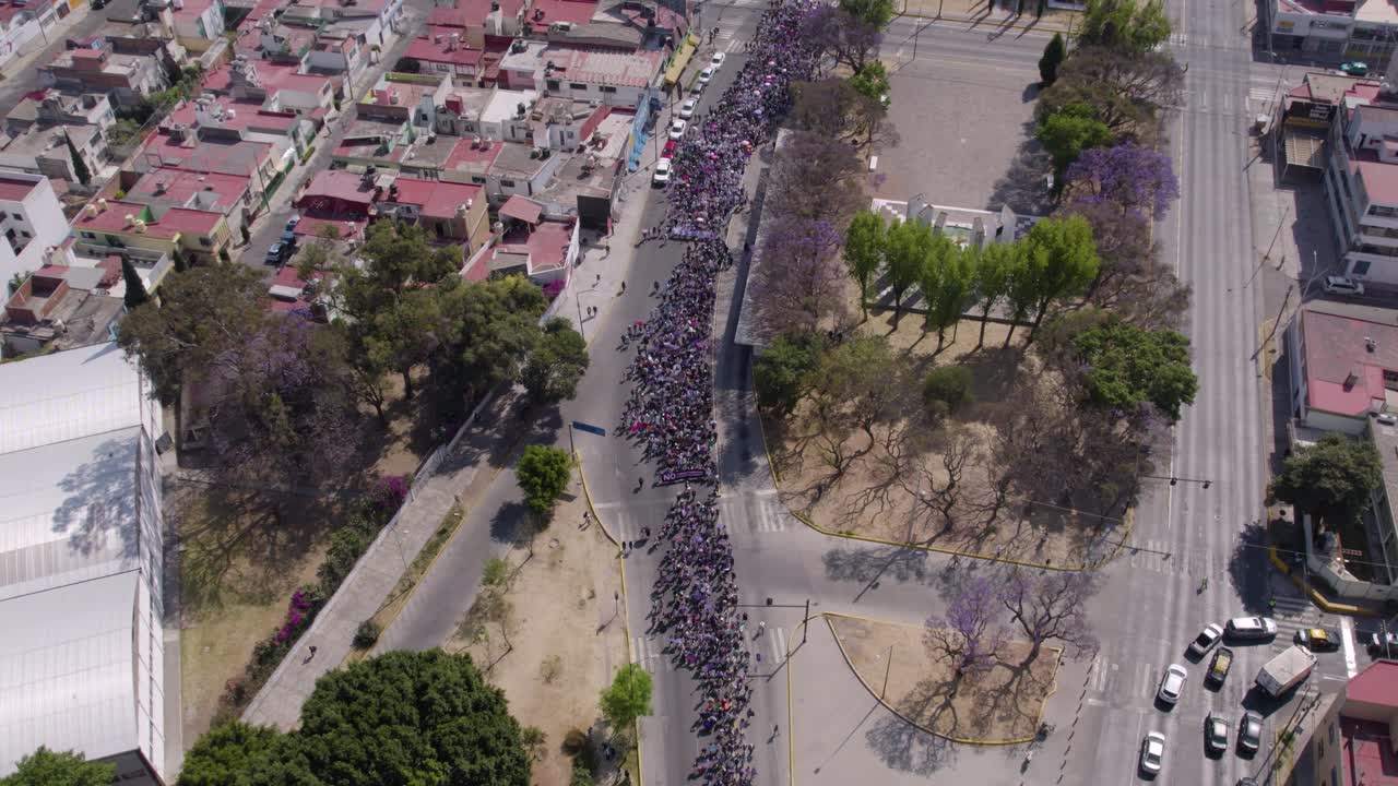 video de drone de la marcha del dia de la mujer en mexico